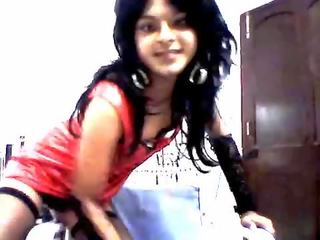 Sexy india crossdresser anvesha chatterjee vistiendo rojo vestido y negra rejilla calcetas