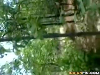 Hinduskie nastolatka mający xxx wideo na zewnątrz z jej bf