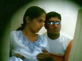 Camara espia capturas aficionado joven india pareja follando película