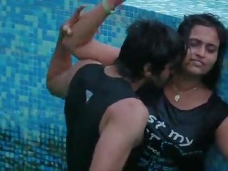 Etelä intialainen desi bhabhi exceptional romantiikka at uinti altaan - hindi kuuma lyhyt movie-2016