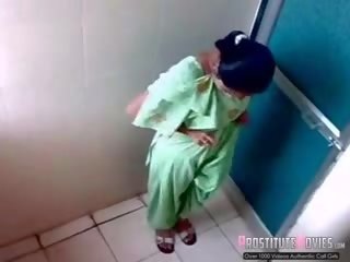 India prouad filmitud edasi piilumine kaamera sisse a avalik wc