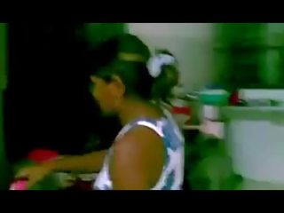 Indiane e pisët film çift e pacensuruar në guzhinë