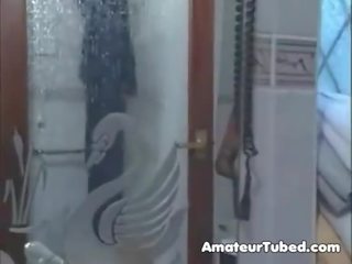 Ζωηρός/ή ινδικό νεαρός κάνοντας μπάνιο