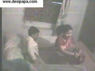 India pasangan secara rahasia difilmkan di mereka kamar tidur menelan dan memiliki seks klip masing-masing lain