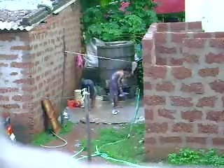 לצפות זה דוּ נִפלָא sri lankan צעיר אישה מקבל מֶרחָץ ב בחוץ